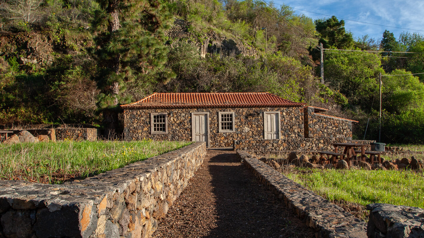 traditionelles Steinhaus am Picknick-Platz nahe dem Mirador Barranco de Garome auf La Palma