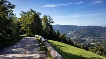 der Wanderweg der Murgleiter Richtung Gernsbach beginnt aussichtsreich am Merkur