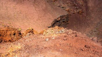 bunt leuchtende Farbschattierungen im Vulkangestein beim Krater des Montaña Orchilla auf El Hierro