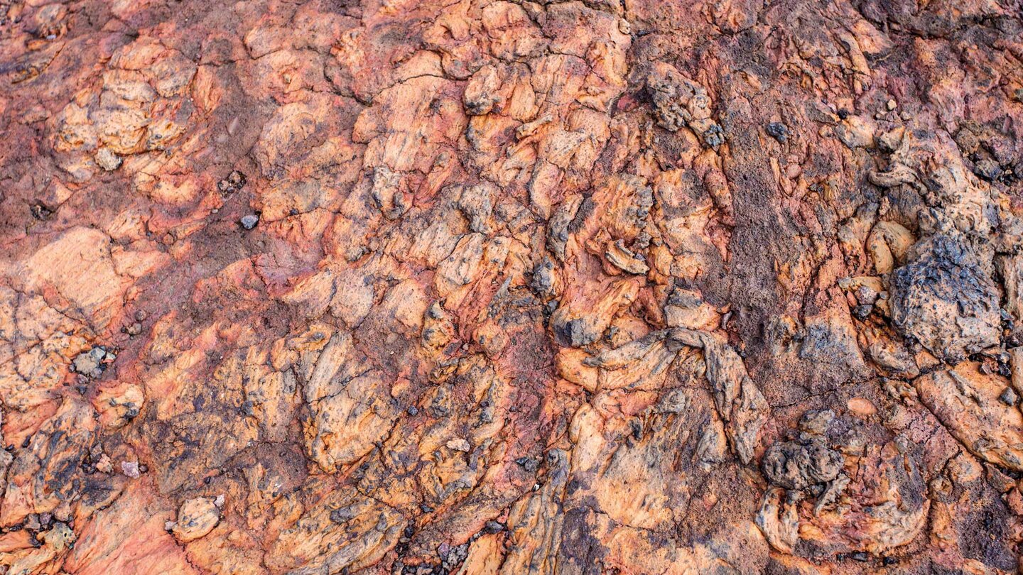 die Farbschattierungen im Vulkangestein am Krater des Montaña Orchilla auf El Hierro aus der Nähe