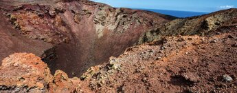 Blick über den farbenfrohen Krater des Orchilla auf El Hierro