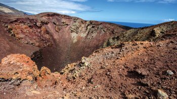 Blick über den farbenfrohen Krater des Orchilla auf El Hierro