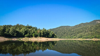 der See Lac de Kruth-Wildenstein liegt idyllisch in der Bergwelt der Vogesen der Lac de Kruth-Wildenstein liegt idyllisch in der Bergwelt der Vogesen