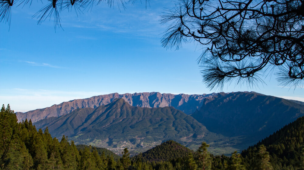 Blick vom Mirador Birigoyo auf El Paso und die Caldera de Taburiente