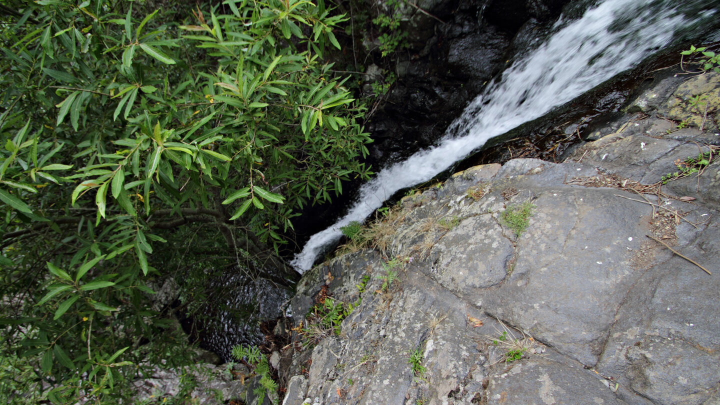 steil hinab fällt das Wasser am El Chorro del Cedro auf La Gomera