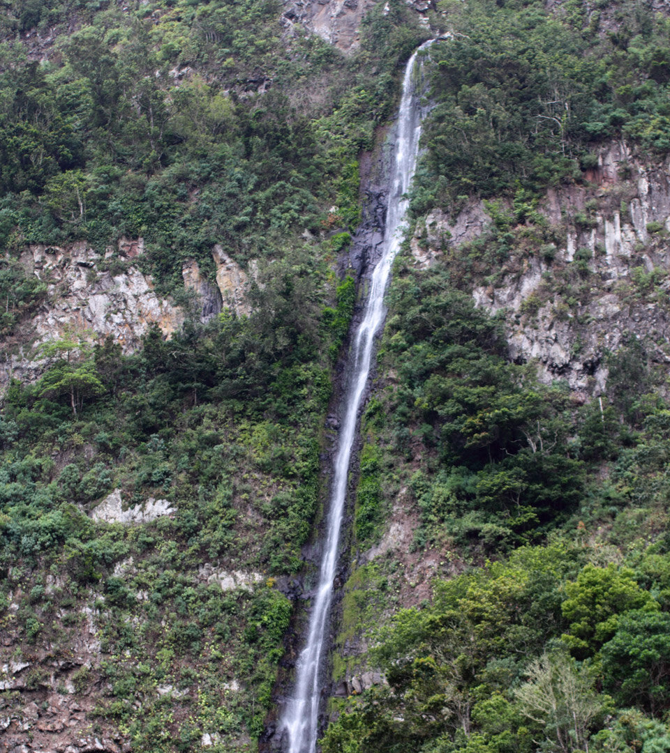 zweihundert Meter tief ergießt sich das Wasser am El Chorro auf La Gomera