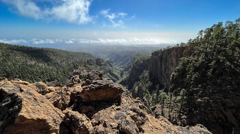 Rechts die Felswand Risco las Yedras mit Blick in den Barranco Tamadaya