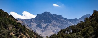 Panoramablick auf den Gipfel des Pico Alcazaba in der Sierra Nevada in Andalusien Blick auf den Gipfel des Pico Alcazaba in der Sierra Nevada in Andalusien