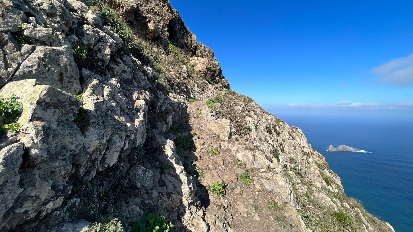 Wanderweg durch felsiges Terrain