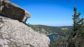 Blick über Felsformationen auf den Lac Blanc