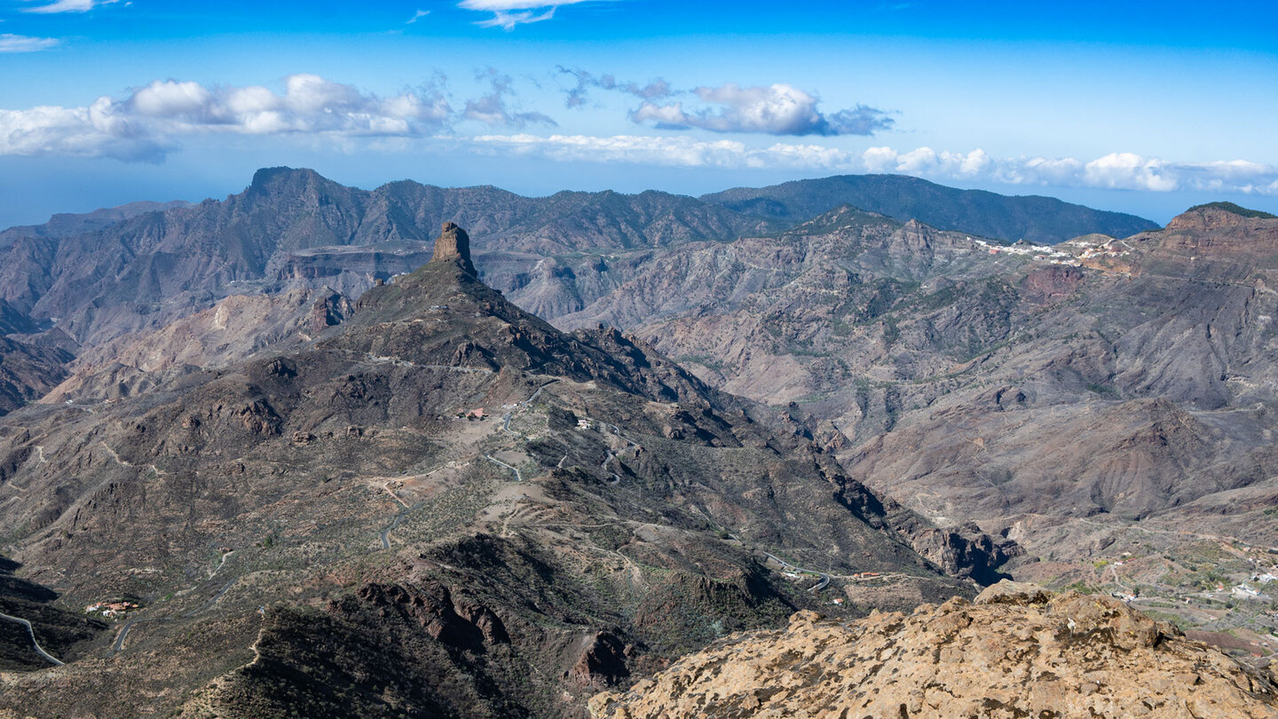 Ausblick vom Risco La Fogalera auf den Roque Bentayga mit dem Montanã Altavista