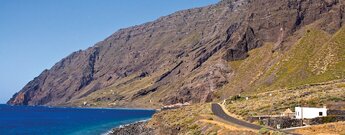 die nahezu unbebaute Bucht Las Playas mit dem Parador de Turismo