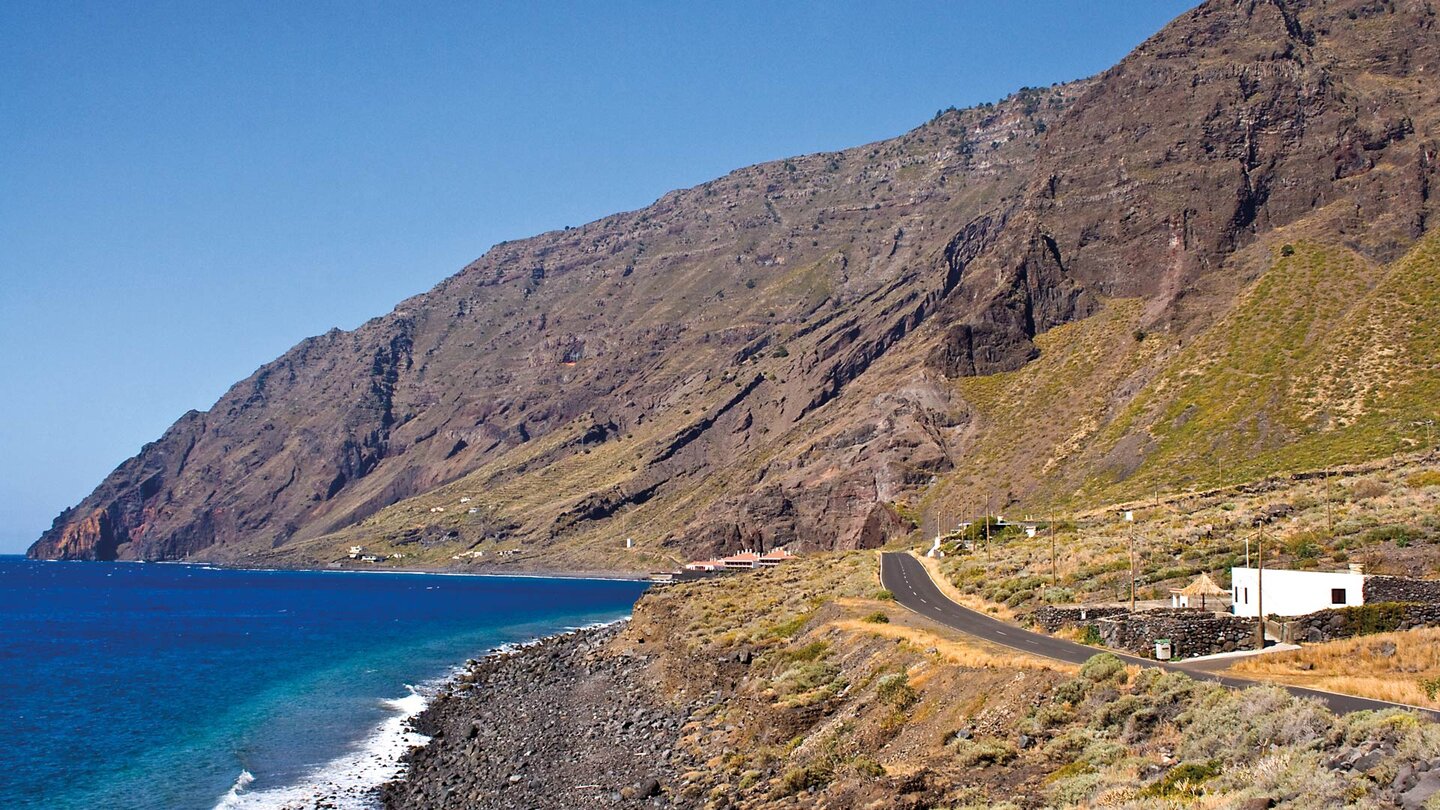 die nahezu unbebaute Bucht Las Playas mit dem Parador de Turismo