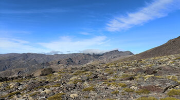 Blick vom Wanderweg zum Mulhacén auf den Pico del Veleta im Nationalpark Sierra Nevada