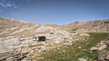 Felswände bei der Laguna de la Caldera im spanischen Nationalpark Sierra Nevada