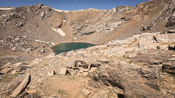 Felslandschaft der Laguna de la Caldera im Nationalpark Sierra Nevada