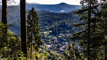 Ausblicke auf Nothweiler entlang des Wanderwegs