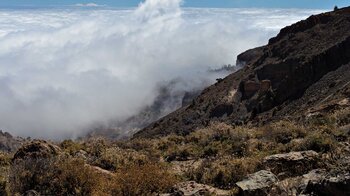 wolkenverhangene Landschaft Teneriffas hinter der Degollada de Guajara