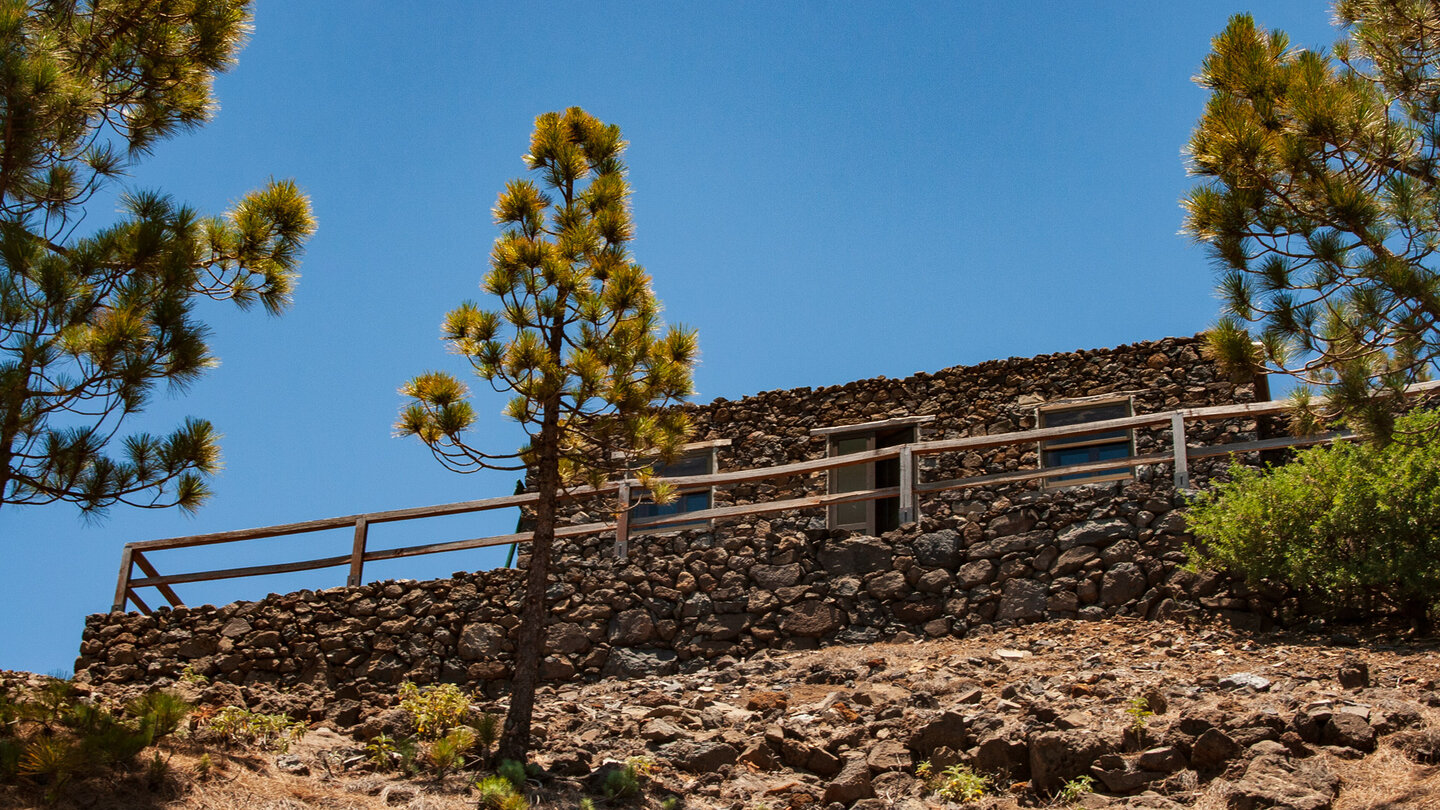 Blick hinauf auf das Refugio Punta de los Roques auf La Palma