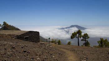 Blick vom Refugio Punta de los Roques auf La Palma über die Vulkane der Cumbre Vieja im Wolkenmeer