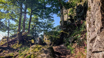 Wanderung auf dem Sentier des Roches durch Felsformationen