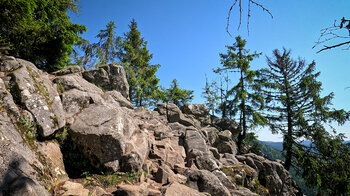 Felsformationen entlang der Wanderung auf dem Sentier des Roches in den Vogesen