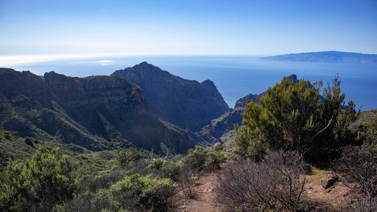 natürlicher Aussichtspunkt über Masca mit La Gomera am Horizont