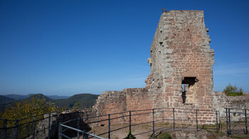 Mauerrest eines Wohnkomplexes der Ruine Lindelbrunn