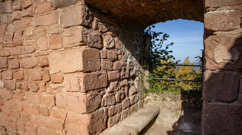 Sitzbänke in den Fensternischen der Burgruine Lindelbrunn