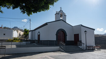 die Kirche Ermita de las Nieves mit dem Fortaleza de Chipude im Hintergrund in La Dama auf La Gomera