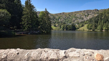 Berggasthof Lac de Forlet liegt gegenüber der Staumauer