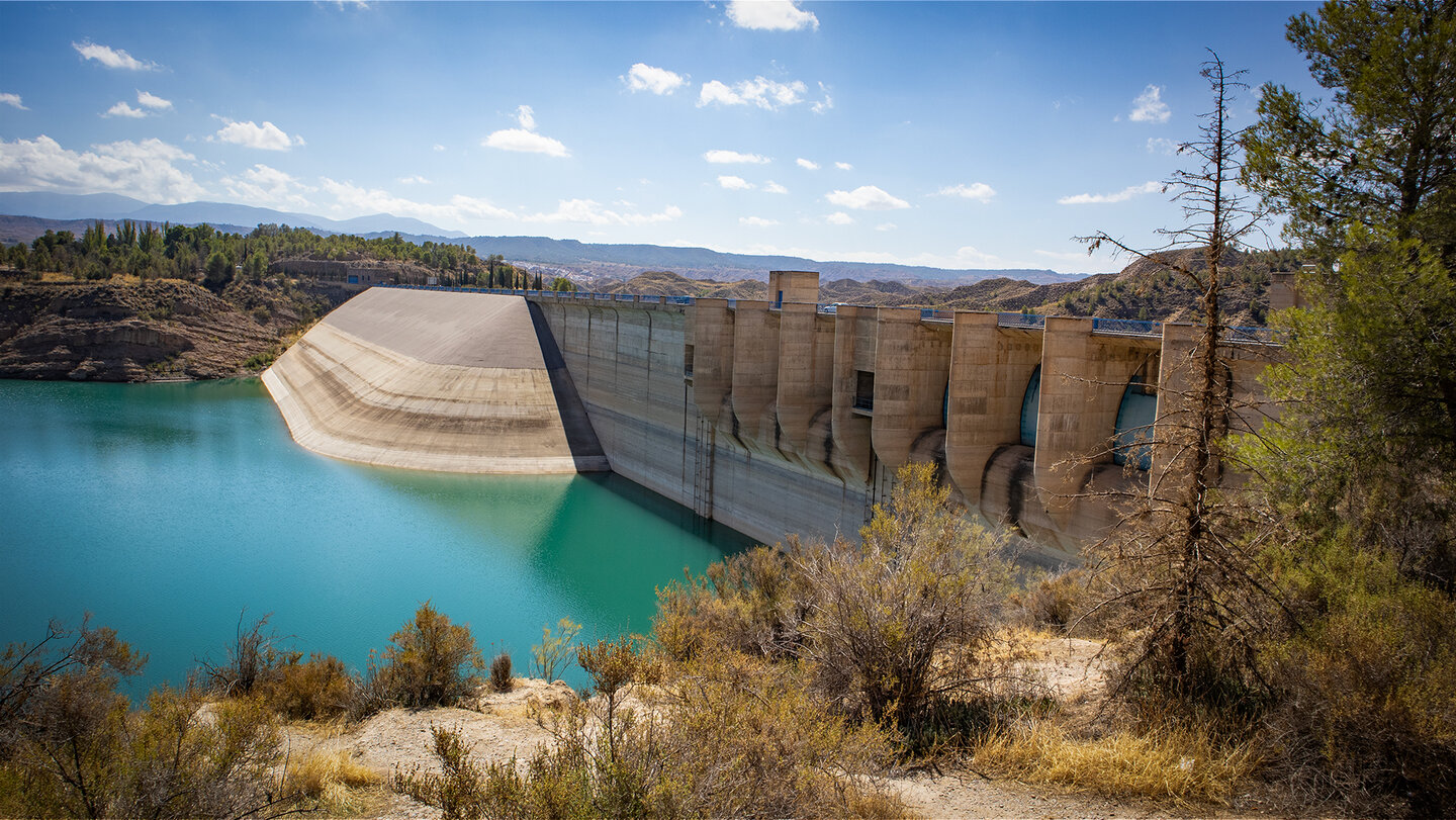 Staumauer des Embalse del Negratin