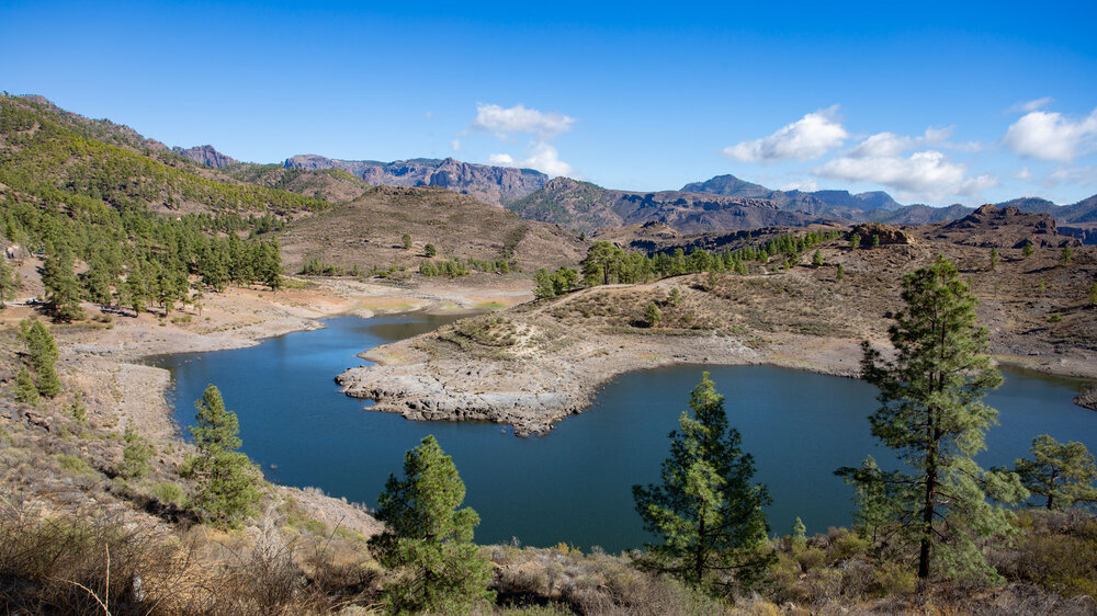 der Stausee Presa de las Niñas liegt in der Berglandschaft