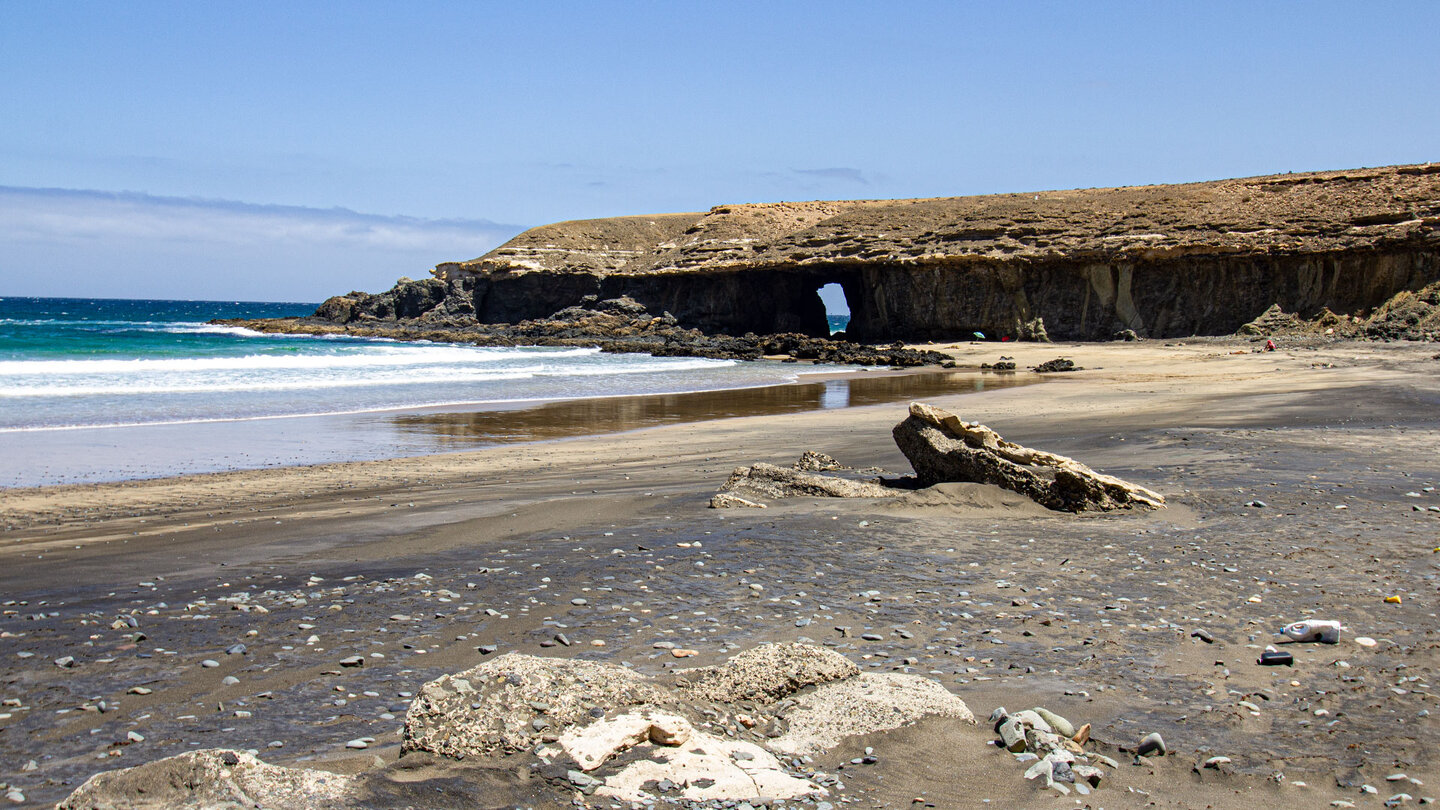 ausgewaschene Felsformation am nördlichen Ende der Playa de Garcey auf Fuerteventura