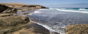 Blick entlang der Playa de Garcey auf Fuerteventura