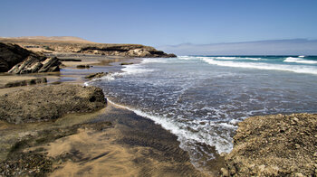 Blick entlang der Playa de Garcey auf Fuerteventura