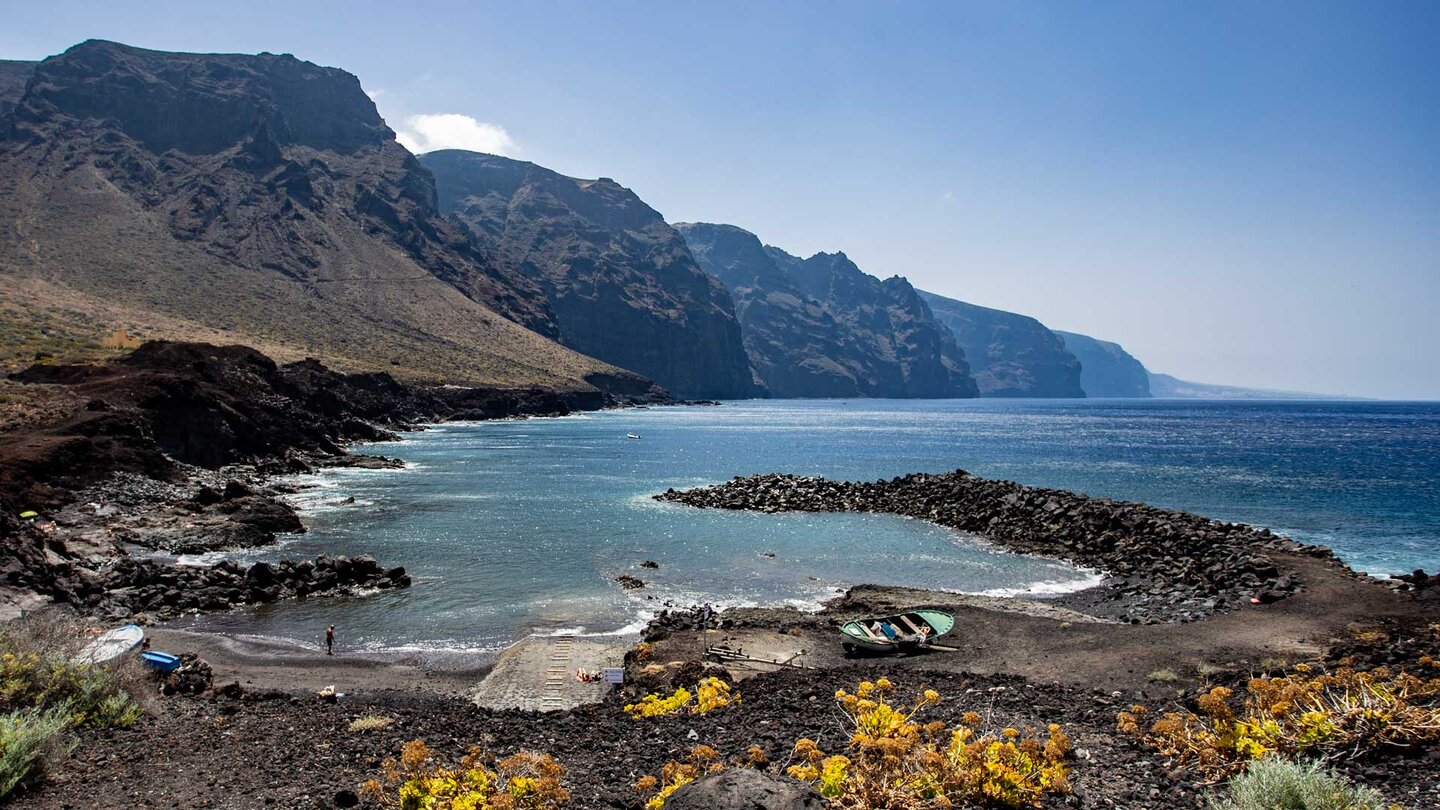 Badebucht mit traumhafter Aussicht auf die steil abfallenden Klippen des Teno