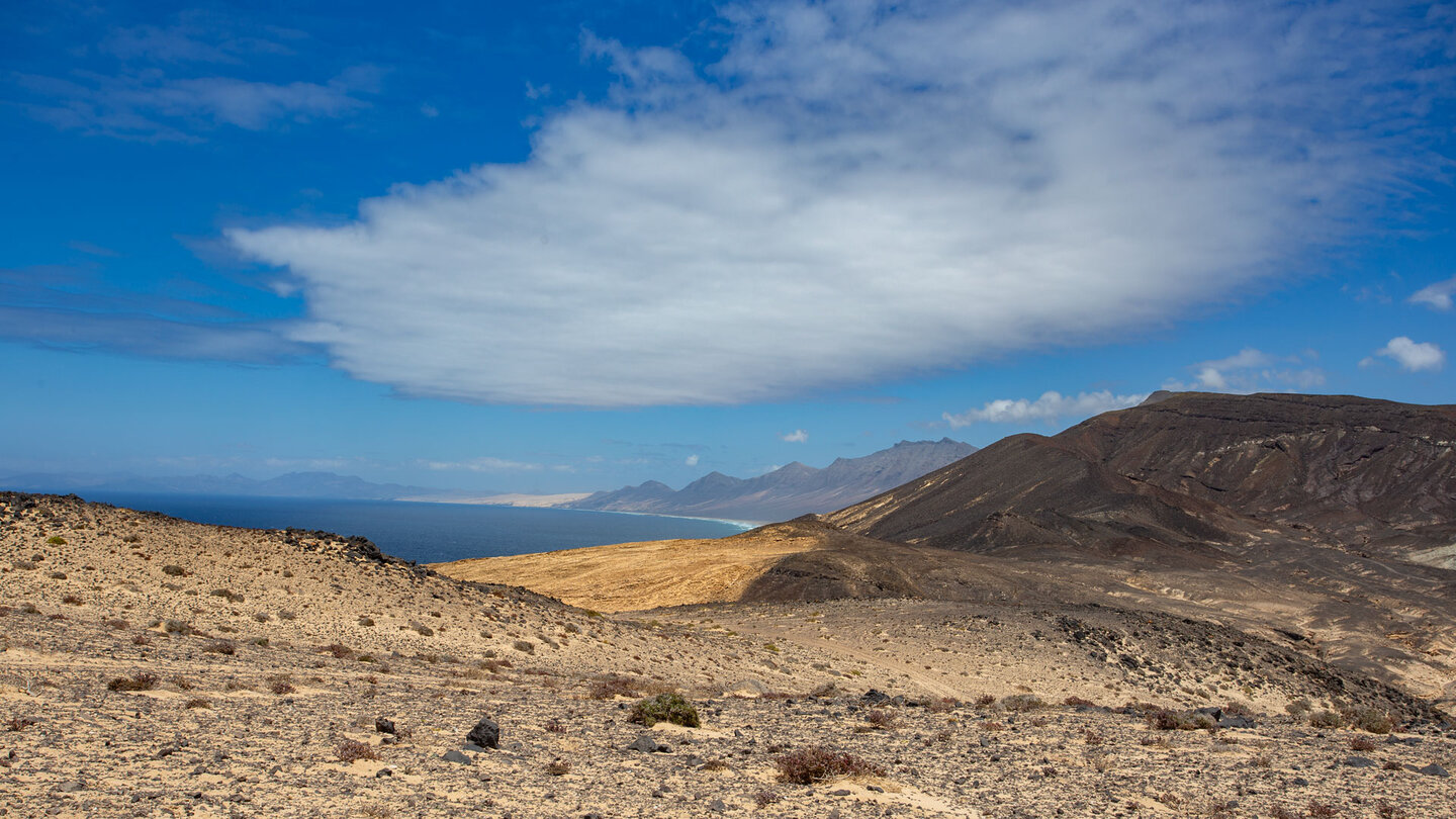 Ausblick entlang des Jandía-Gebriges über den Strand Playa de Barlovento bis zum Dünengebiet El Jable