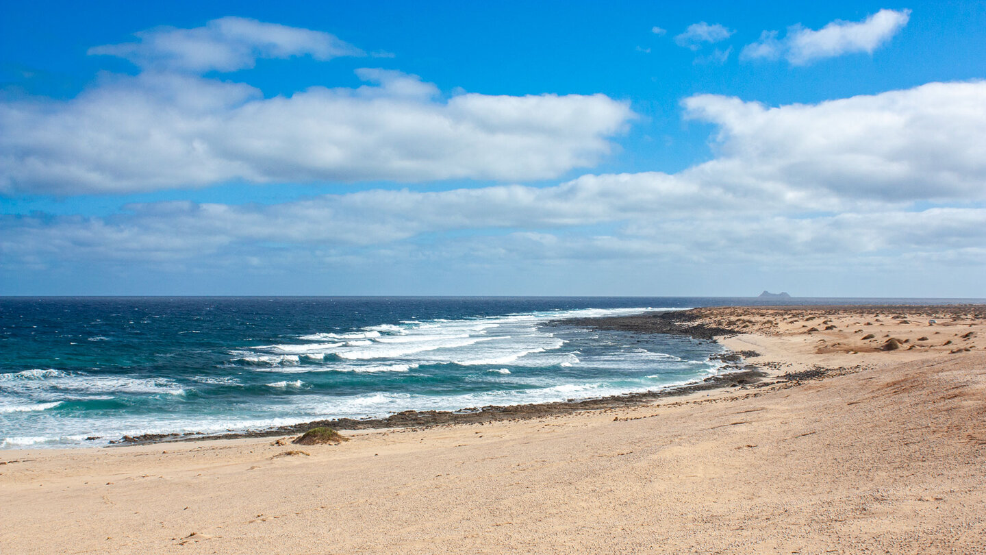 der mit Schneckenhäusern bedeckte Strand Playa del Ámbar