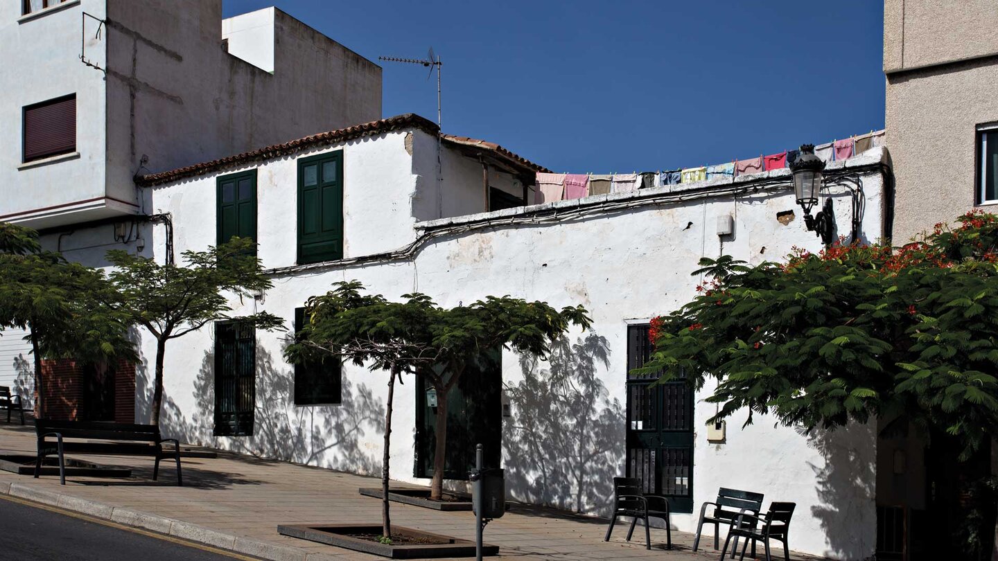 Blick entlang der Calle Jose Antonio mit typischen Häuserreihen in Arafo auf Teneriffa