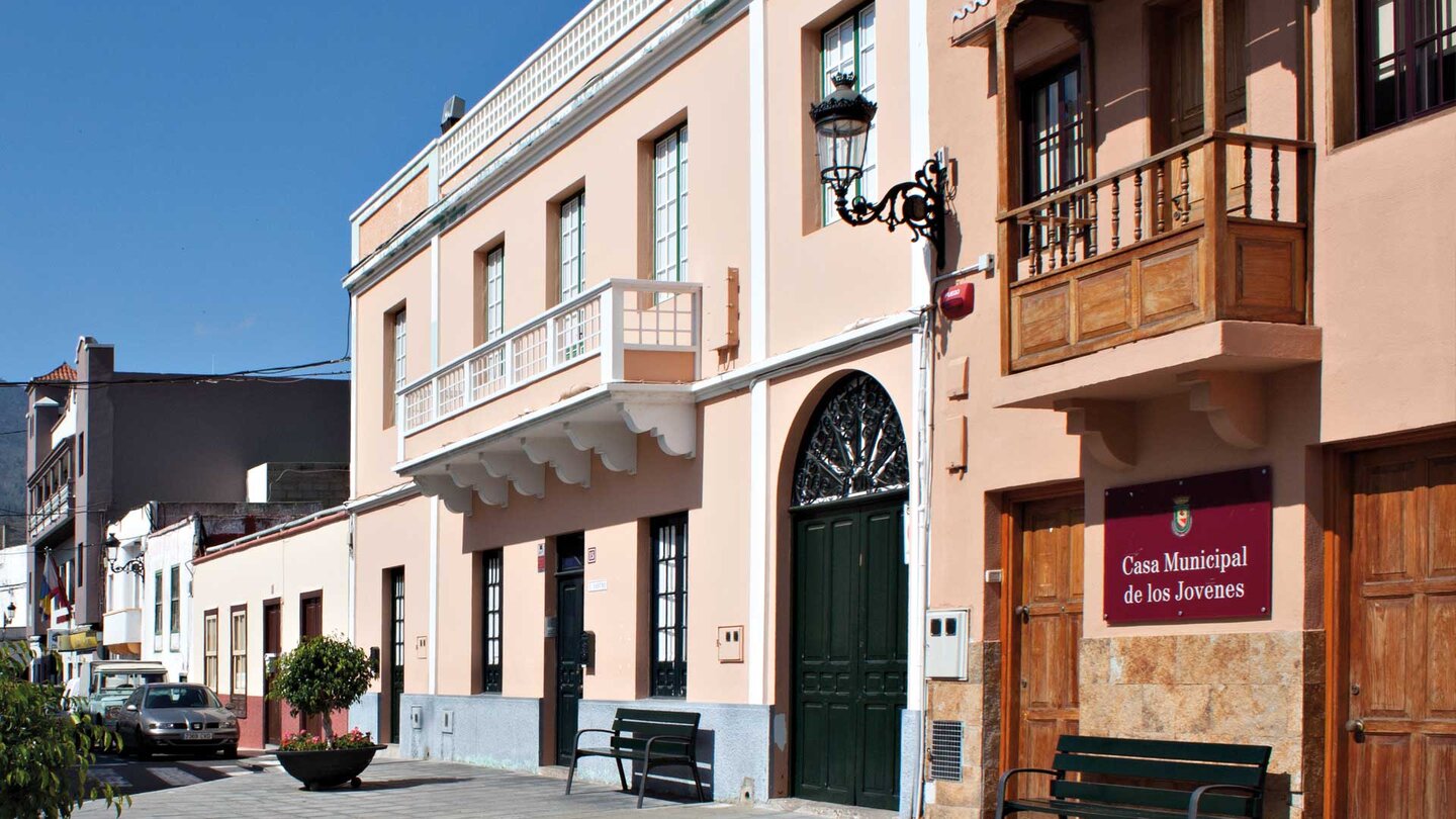 das Rathaus von Arafo mit traditionellem kanarischen Holzbalkon im Süden Teneriffas