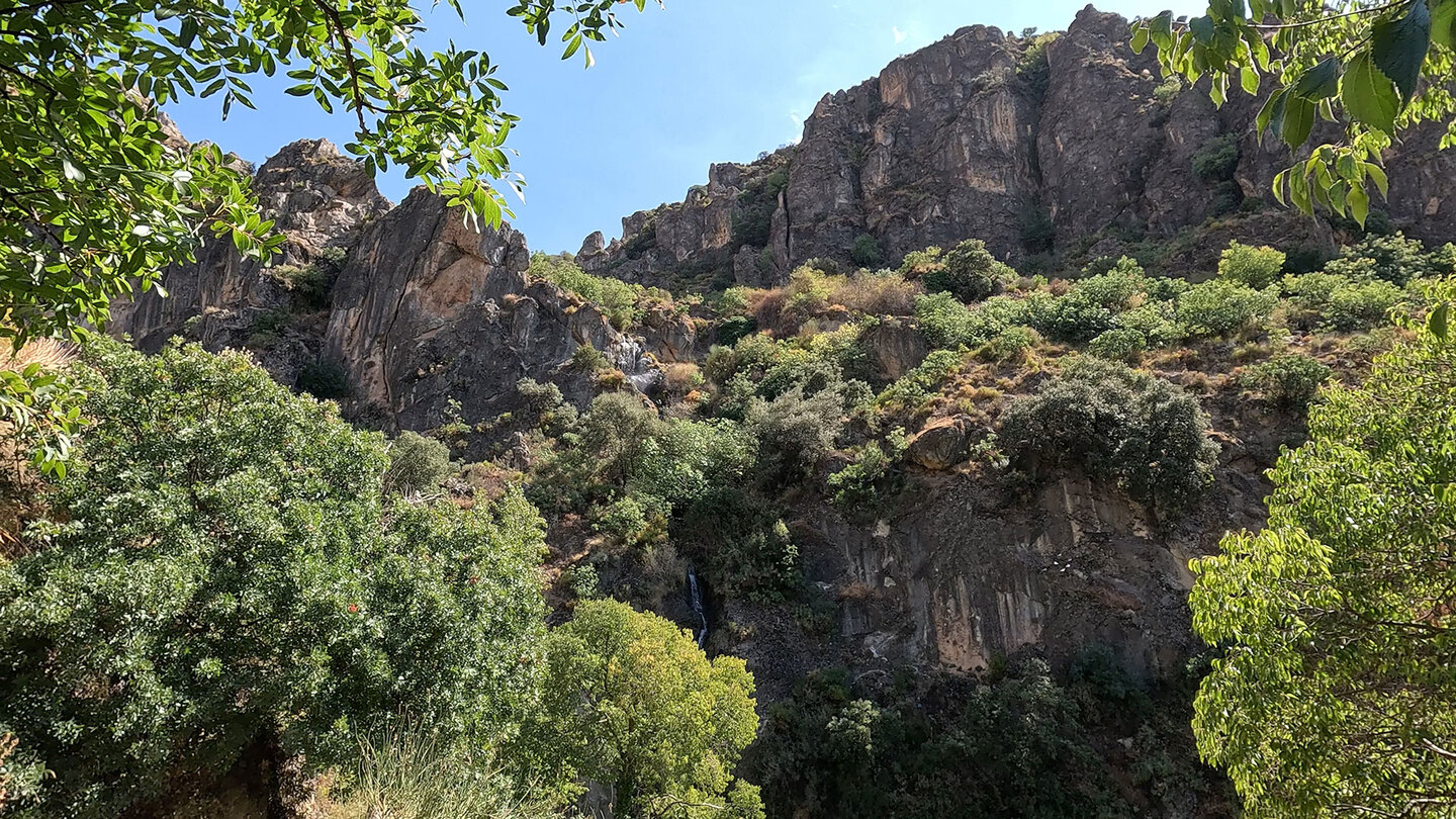 seitliche Wasserfälle auf der Wanderung Cahorras de Monachil