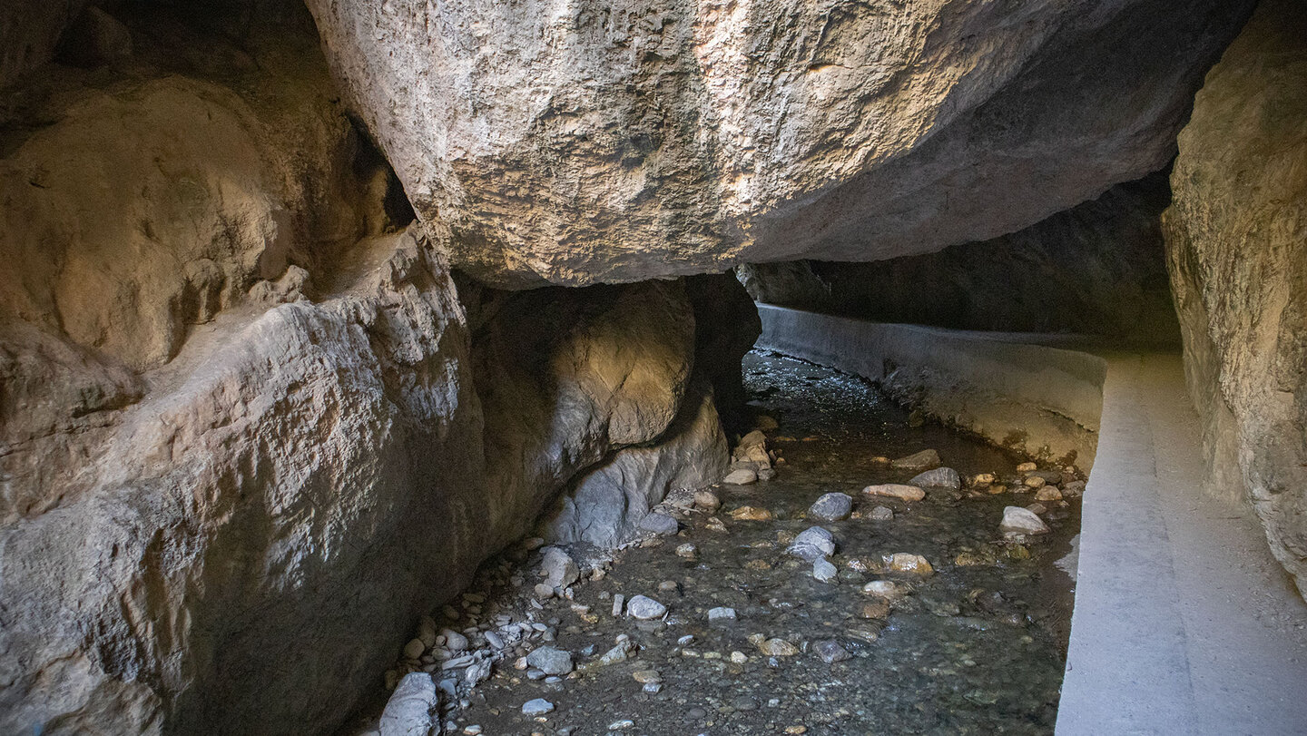 Kanal durch die Höhle Cueva de las Palomas