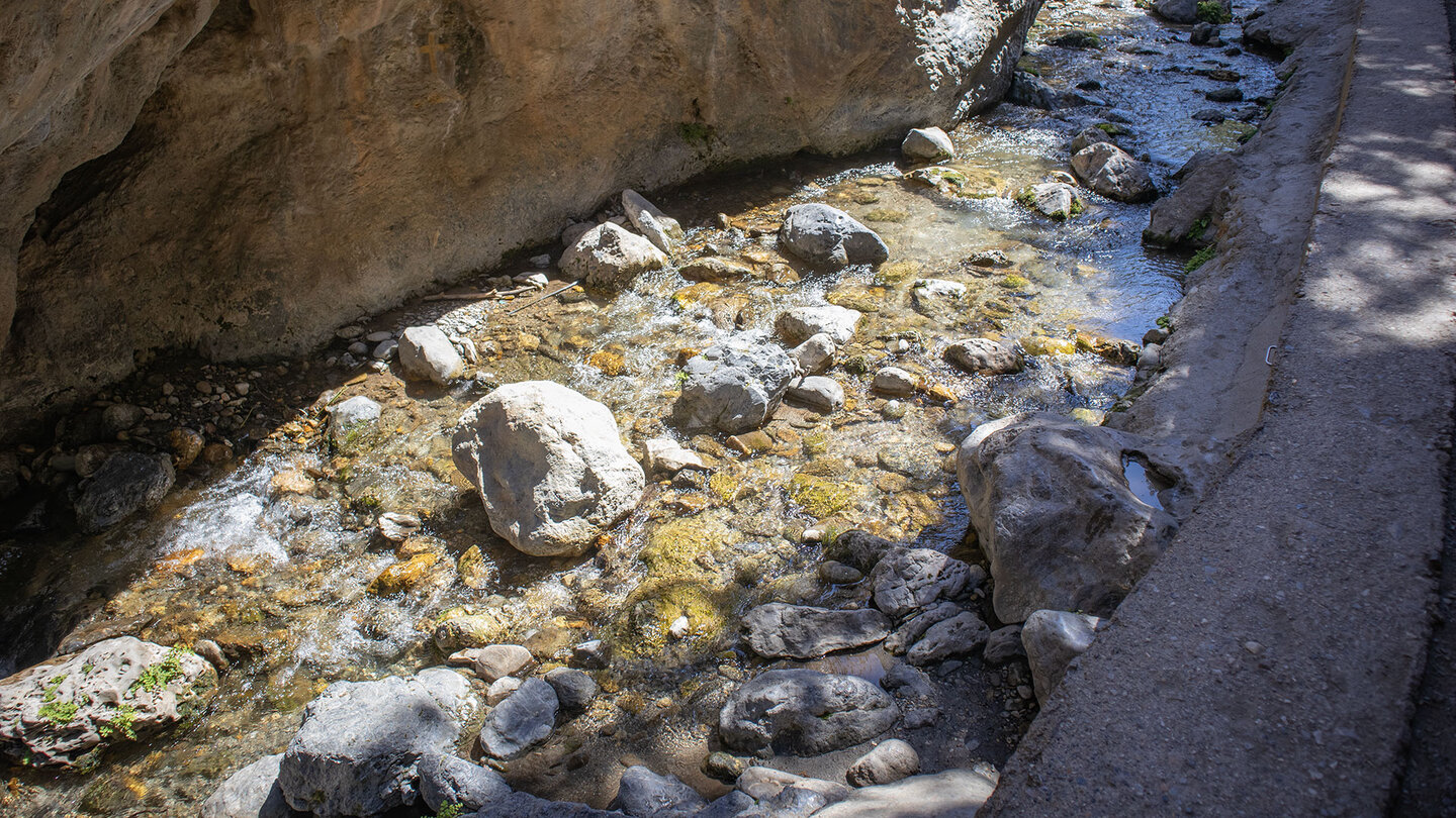 Abstieg ins Bachbett des Río Monachil