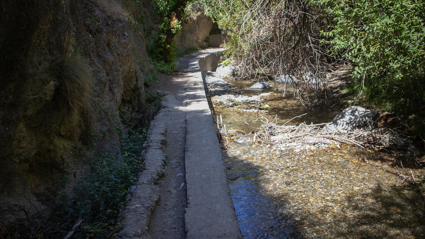 Route auf dem Kanal entlang der Wanderung Cahorras de Monachil