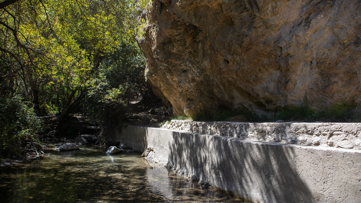 Wanderweg auf dem Kanal über den Río Monachil