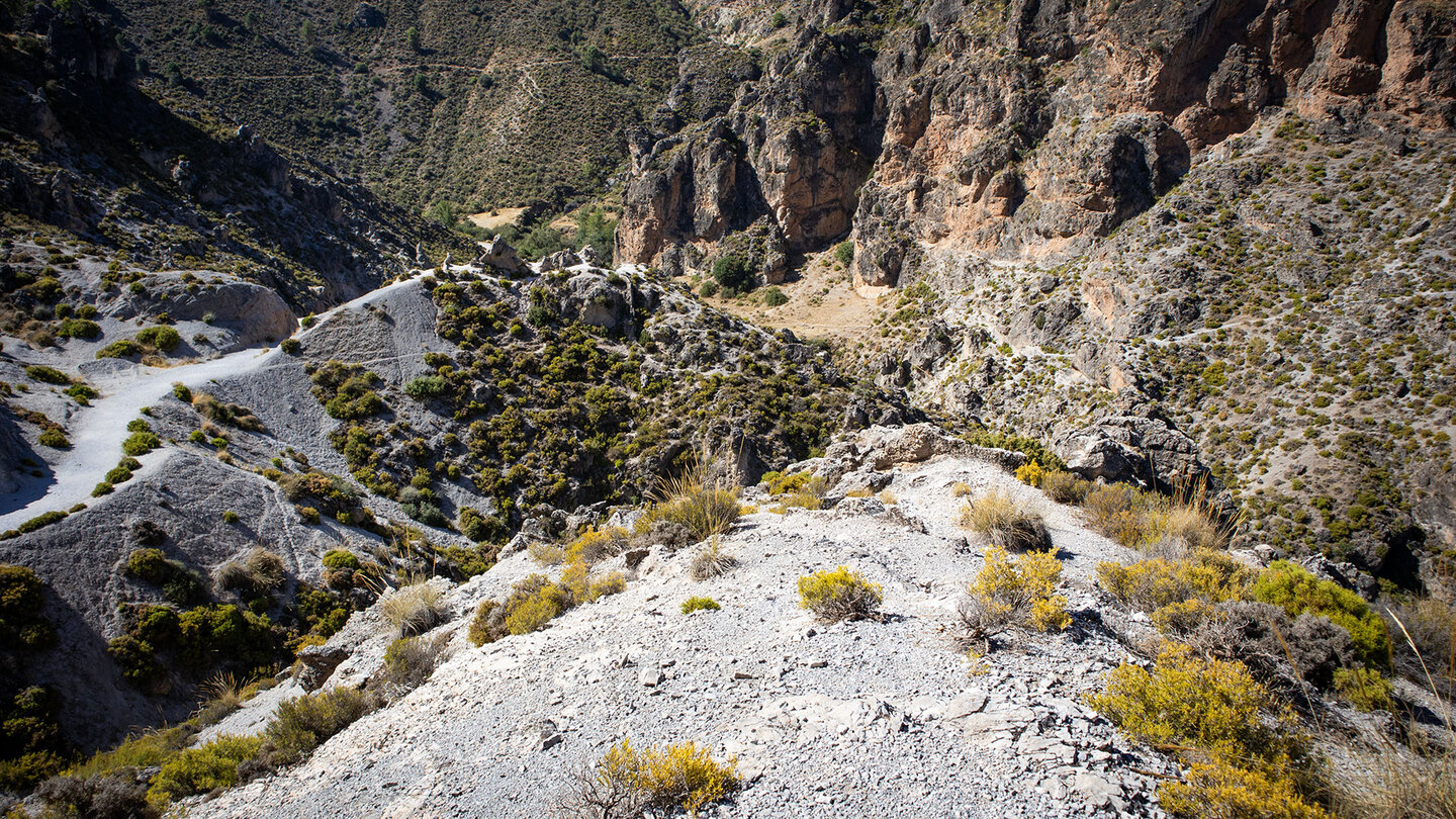 Dolomitsandflächen über der Monachil-Schlucht