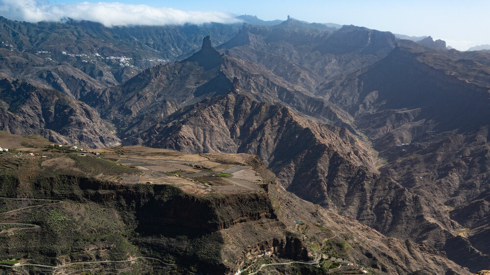 der Roque Bentayga erhebt sich hinter dem Hochplateau von Acusa Seca