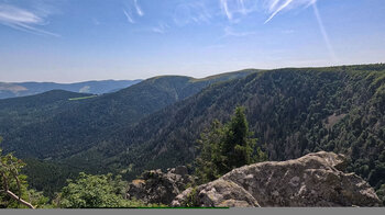 Ausblick auf die Spitzenfelsen mit Vogesen Panorama