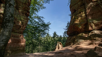 Wanderung durch die monumentalen Felsformationen der Altschlossfelsen